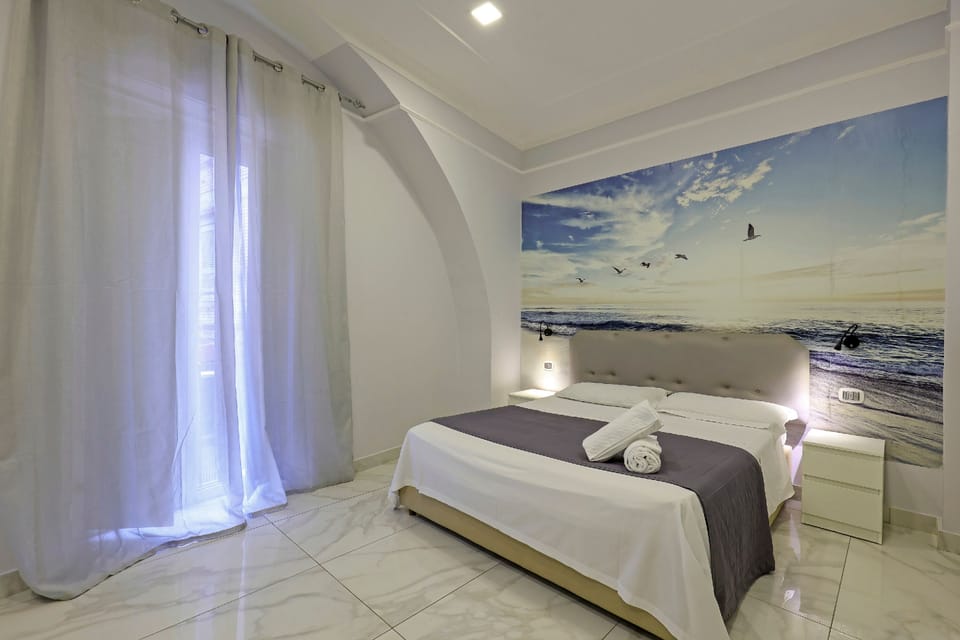 Suite | In-room safe, desk, WiFi (free), bed sheets