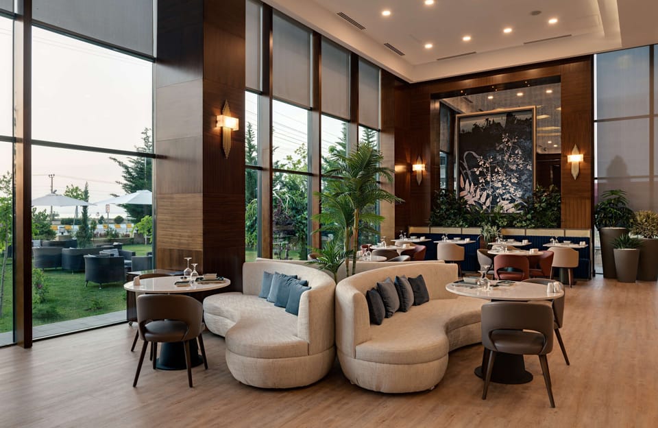 2 restaurants; breakfast, lunch, and dinner served