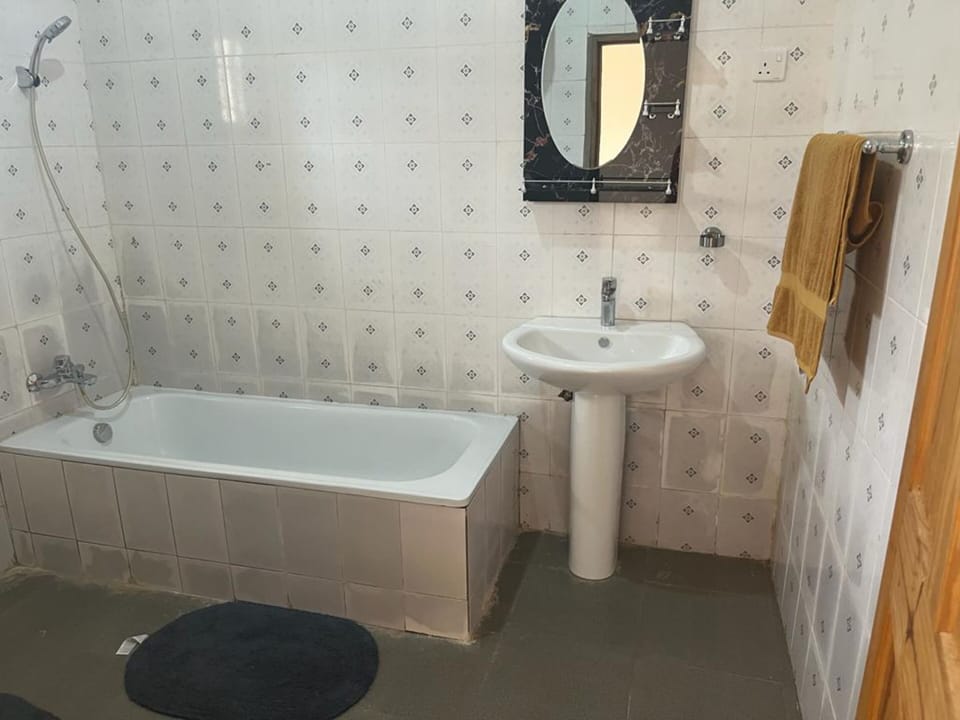 Shower, rainfall showerhead, free toiletries, bathrobes