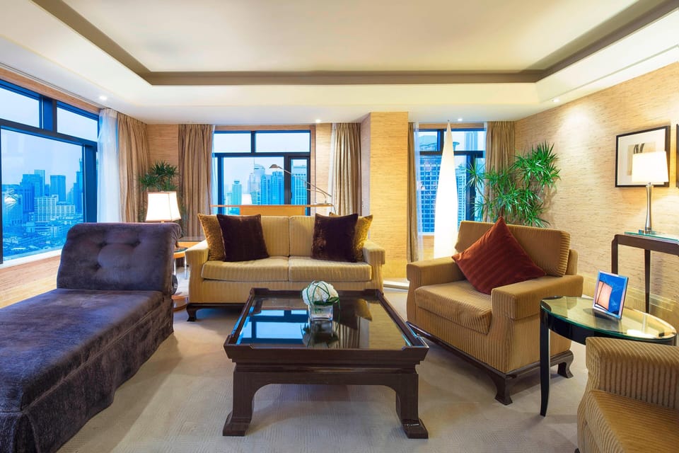 Club Lounge Access, Signature Suite, 1 King, City View | Living room | Flat-screen TV