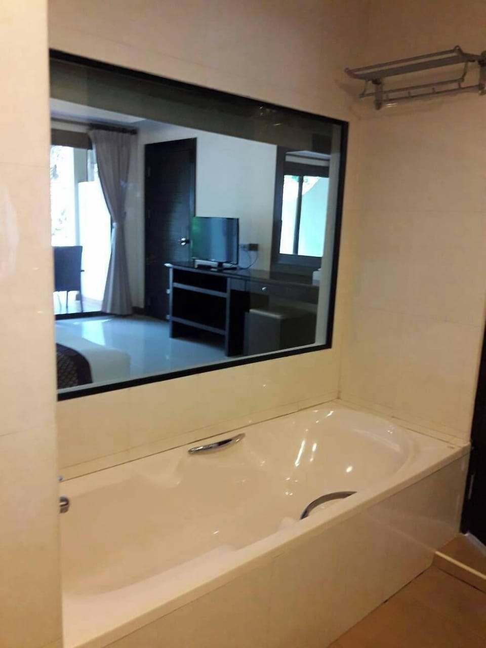 Junior Twin Room | Bathroom | Shower, free toiletries, hair dryer, towels
