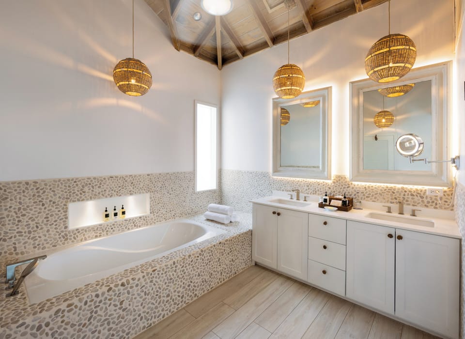 Premium Beachfront Suite | Bathroom | Designer toiletries, hair dryer, bathrobes, slippers