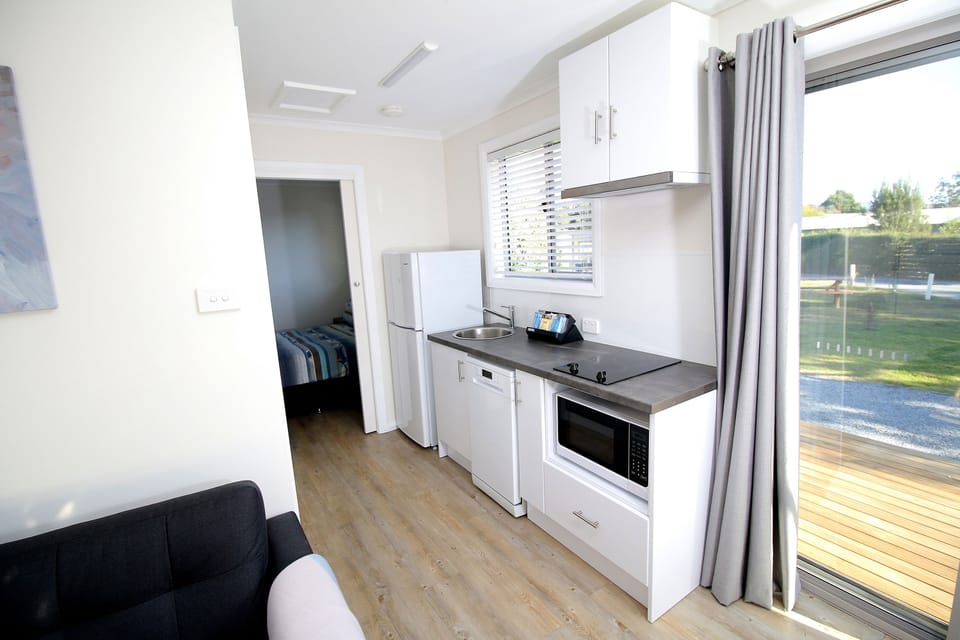 Waterfront Cabin Double Share | Private kitchenette | Fridge, microwave, stovetop, coffee/tea maker