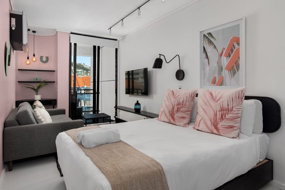 Luxury Studio | In-room safe, iron/ironing board, free WiFi, bed sheets