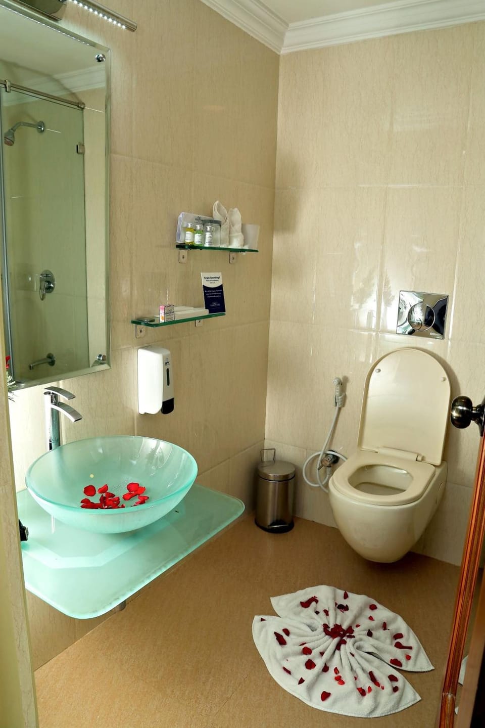 Separate tub and shower, free toiletries, hair dryer, bathrobes