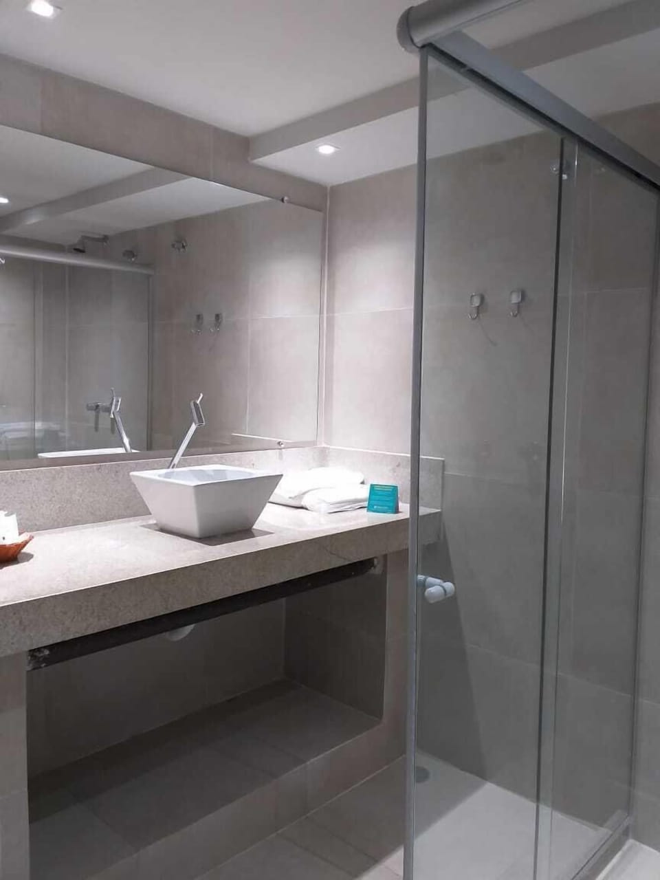 Deluxe Apartment (Master) | Bathroom | Shower, free toiletries, towels