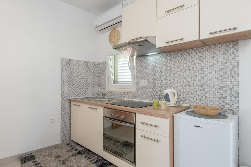 Apartment | Private kitchen | Mini-fridge, oven, stovetop, cookware/dishes/utensils