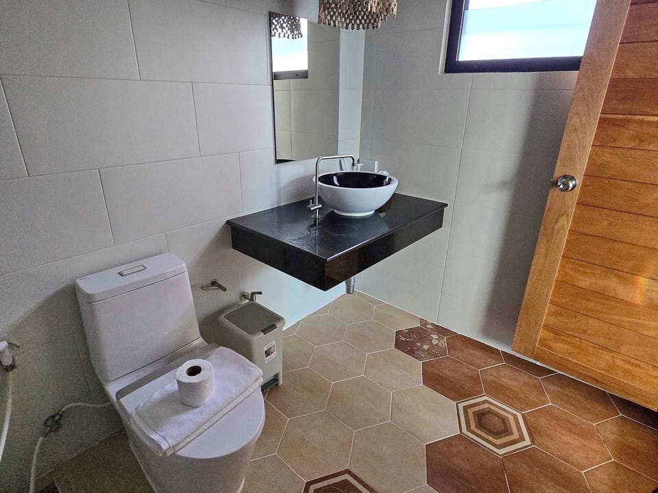 Deluxe Room | Bathroom | Shower, free toiletries, hair dryer, towels