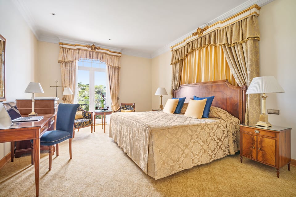 Deluxe Palacio Suite | Minibar, in-room safe, desk, soundproofing