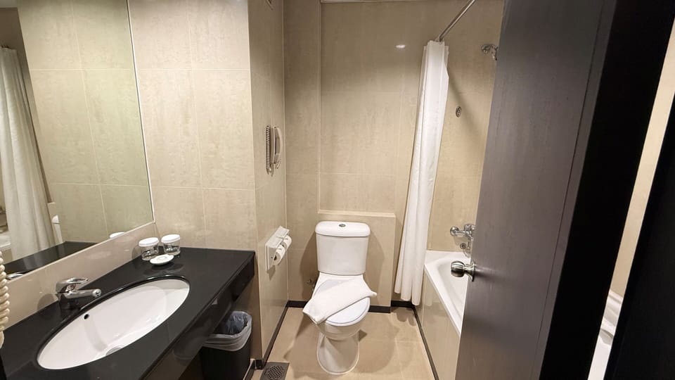 Combined shower/tub, free toiletries, hair dryer, slippers