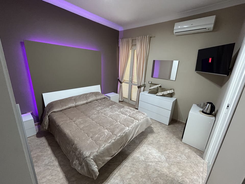 Club Room, 1 Double Bed, Garden View | Hypo-allergenic bedding, free minibar, desk, soundproofing