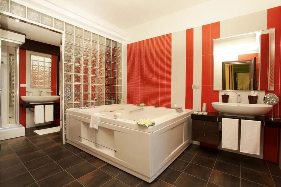 Suite, 1 King Bed, Hot Tub | Room amenity