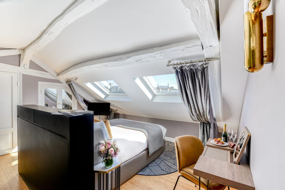Executive Room | Minibar, in-room safe, desk, blackout drapes