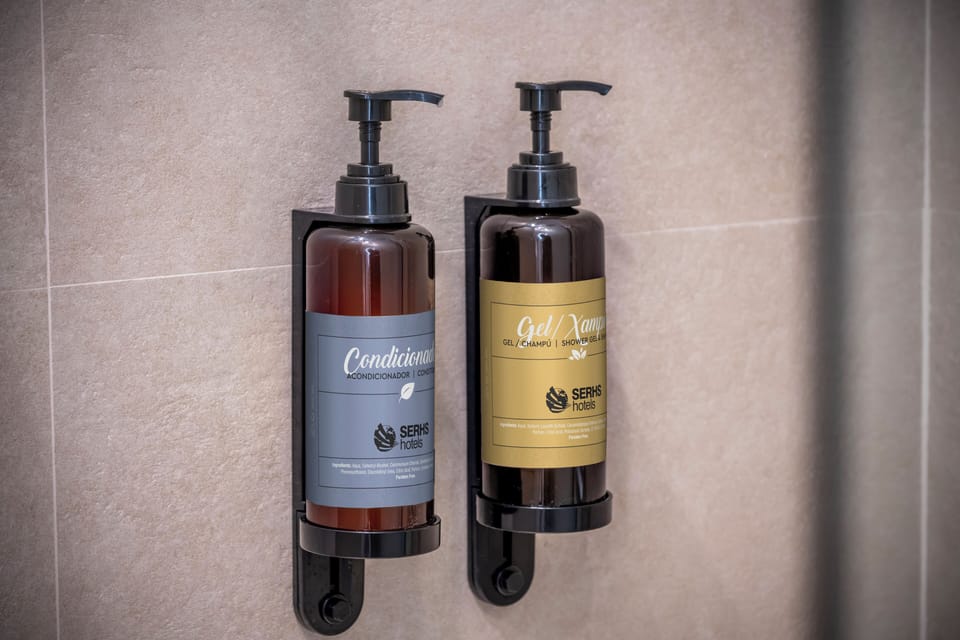 Shower, rainfall showerhead, free toiletries, hair dryer
