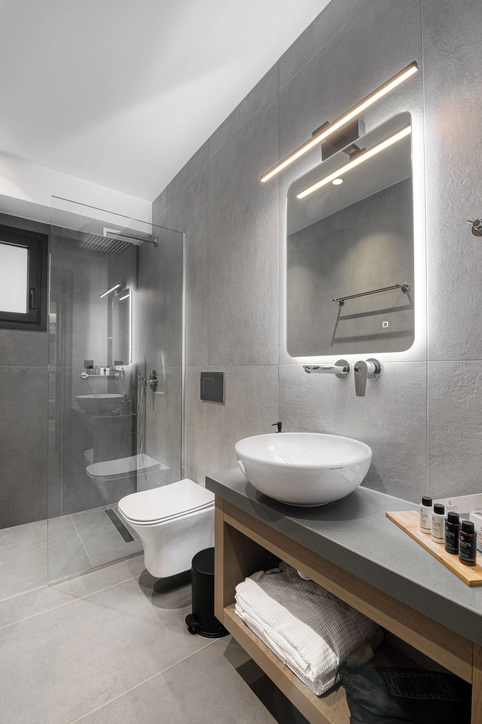 Suite, 1 Bedroom, Hot Tub | Bathroom | Shower, free toiletries, hair dryer, bathrobes