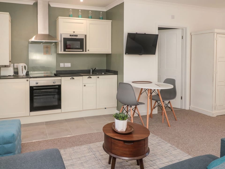 Cottage | Private kitchen | Fridge, dishwasher, electric kettle, toaster