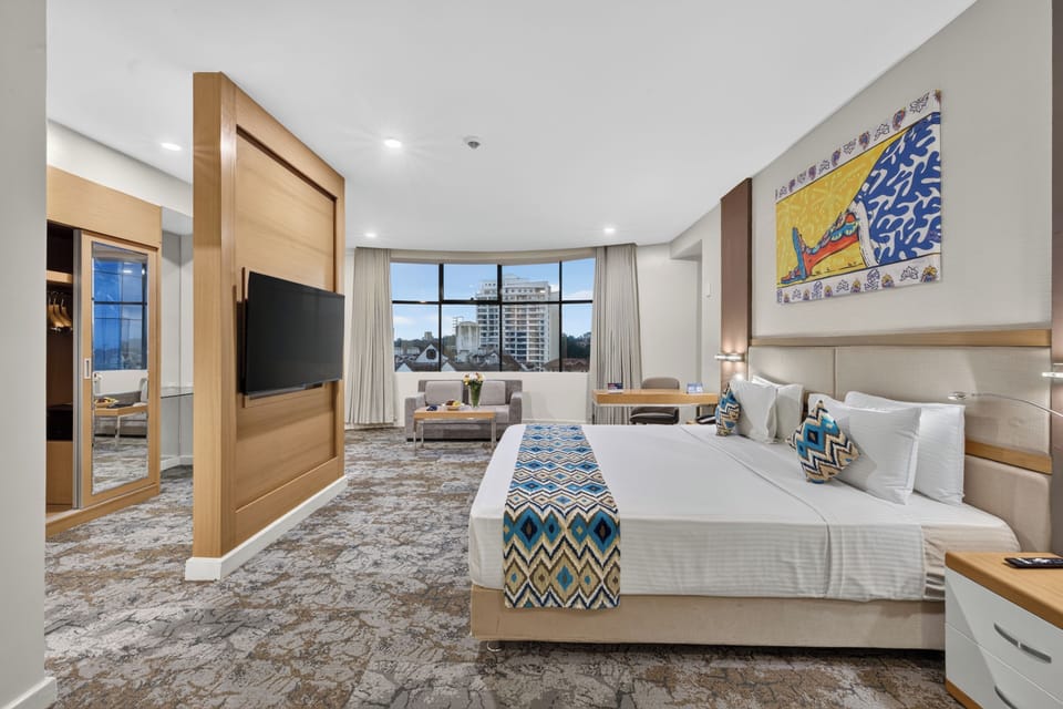 Deluxe Room | Minibar, in-room safe, desk, blackout drapes