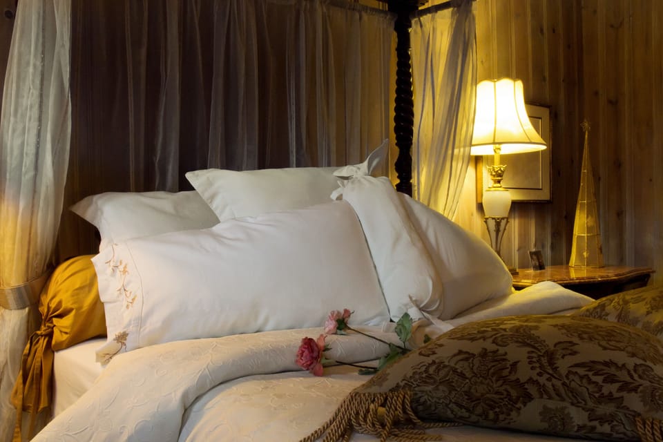 Deluxe Suite, 1 Queen Bed | Blackout drapes, soundproofing, free WiFi, bed sheets
