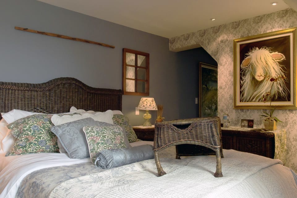 Classic Room, 1 Queen Bed | Blackout drapes, soundproofing, free WiFi, bed sheets