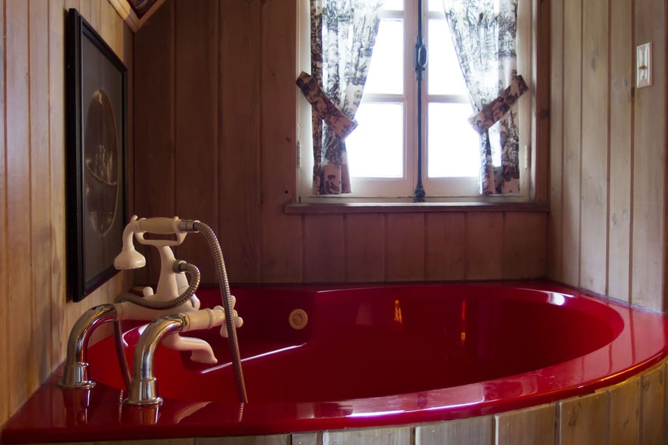 Suite, 1 Queen Bed | Jetted tub