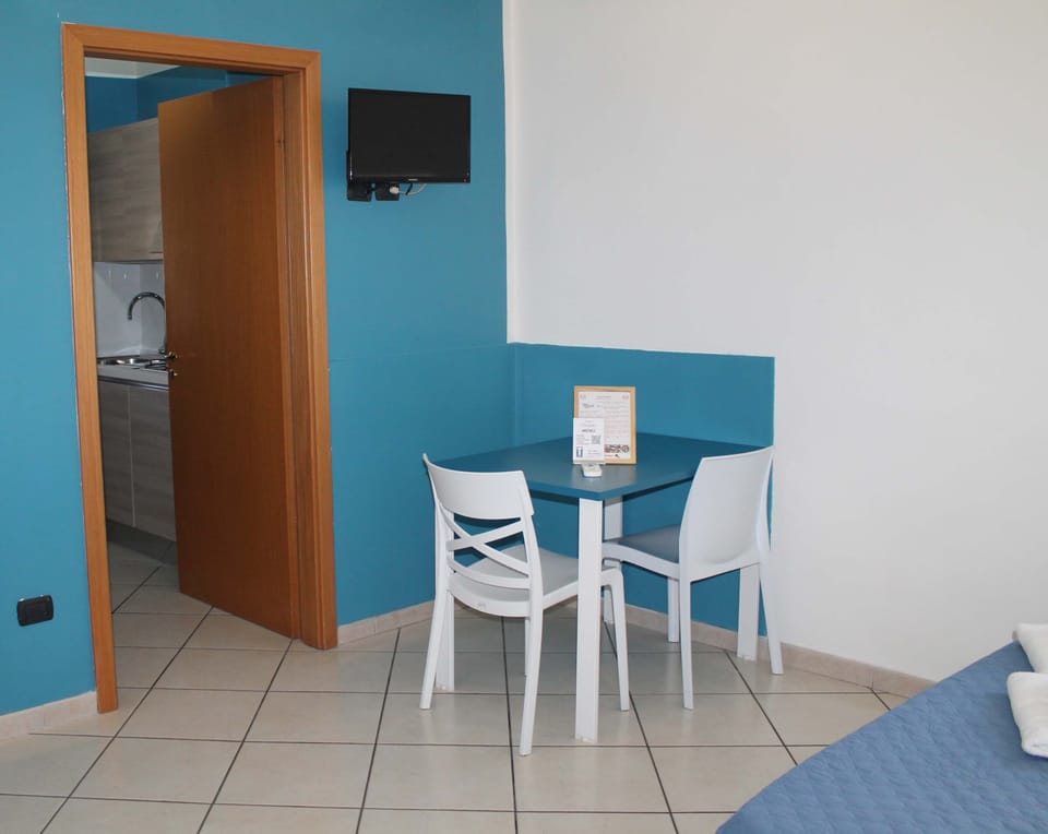 Comfort Double Room | Private kitchen | Full-size fridge, stovetop, cookware/dishes/utensils