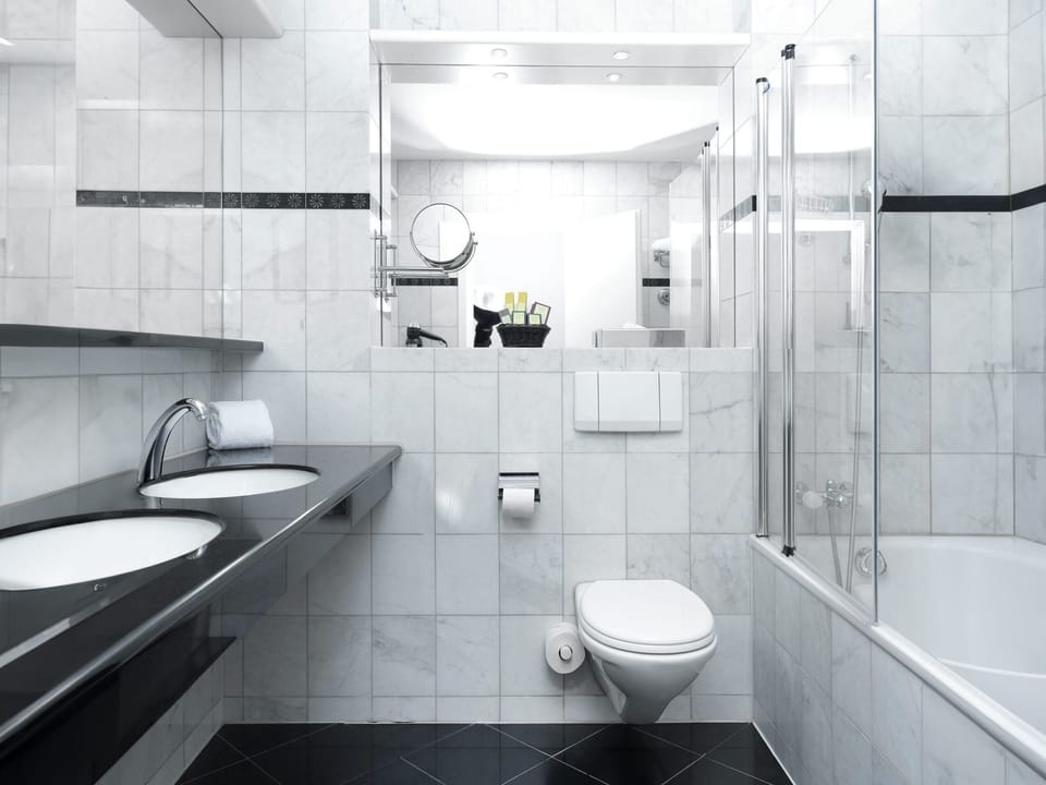 Doppelzimmer Comfort | Bathroom | Bathtub, hair dryer, bathrobes, slippers