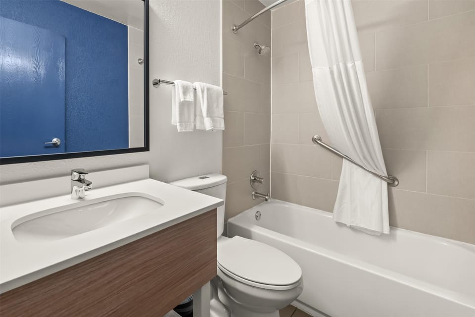 Combined shower/tub, free toiletries, hair dryer, towels