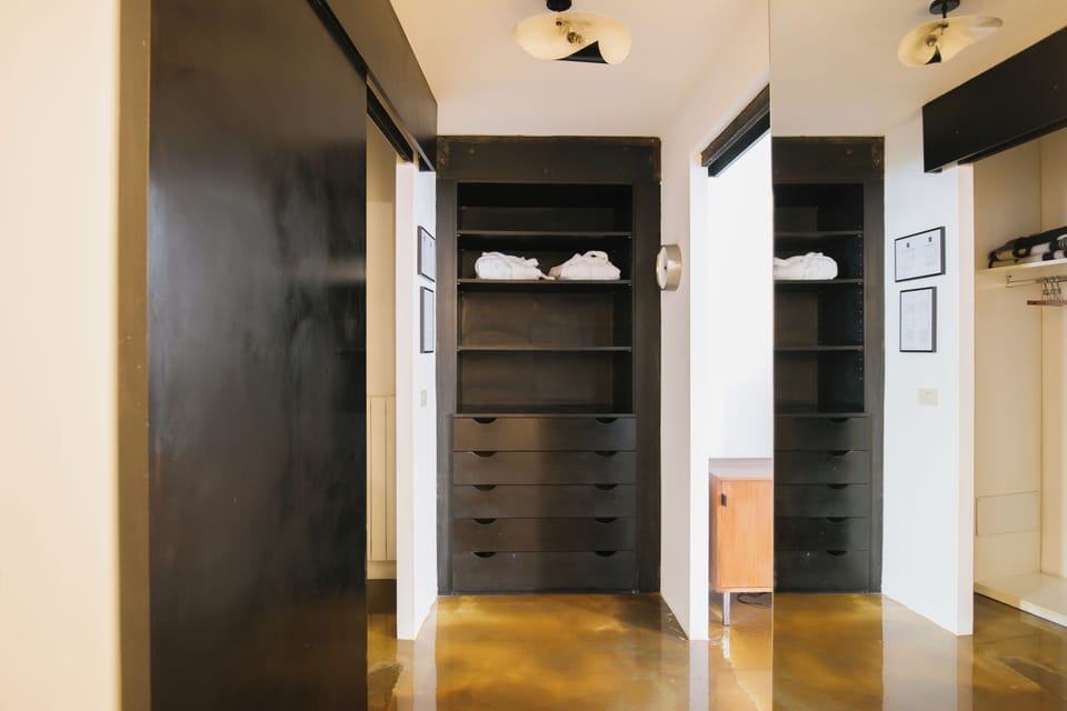 Room 2 | 1 bedroom, minibar, in-room safe, desk