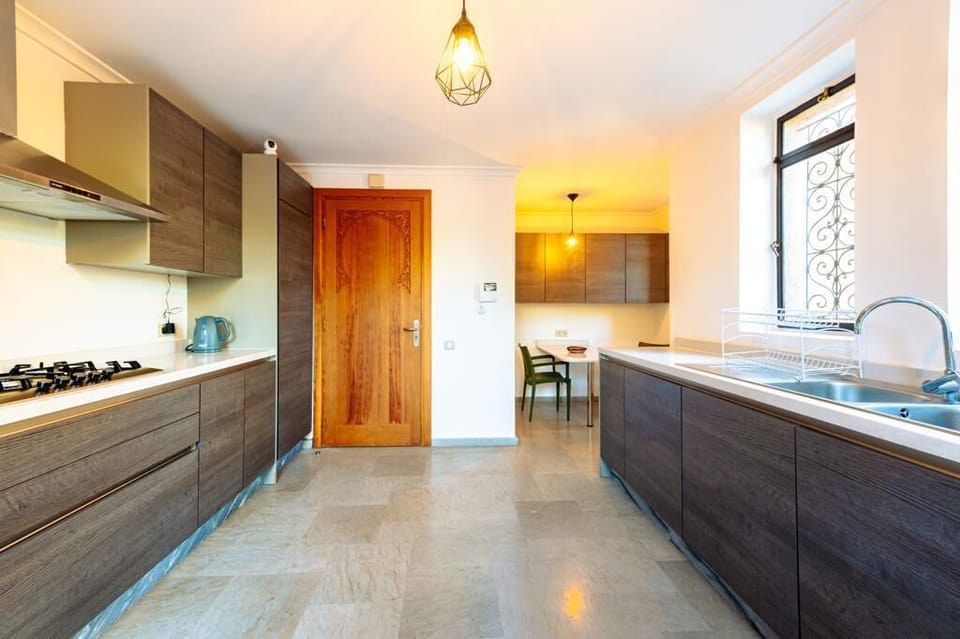 Deluxe Villa | Private kitchen | Full-size fridge, microwave, oven, stovetop