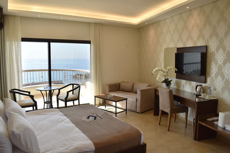 Junior Studio Suite | Hypo-allergenic bedding available, in-room safe, laptop workspace