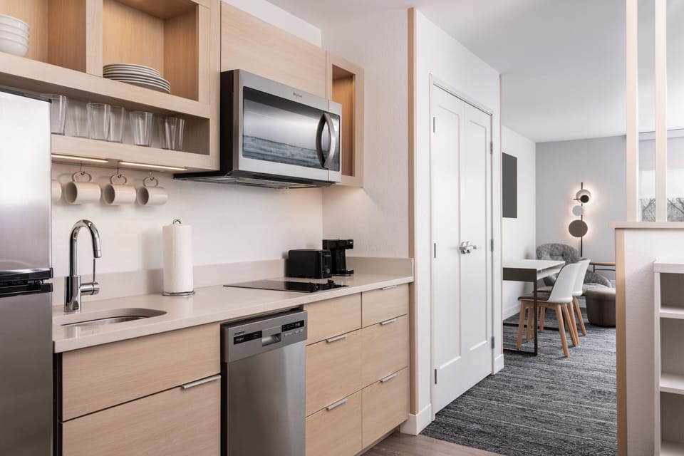 Full-size fridge, microwave, stovetop, dishwasher