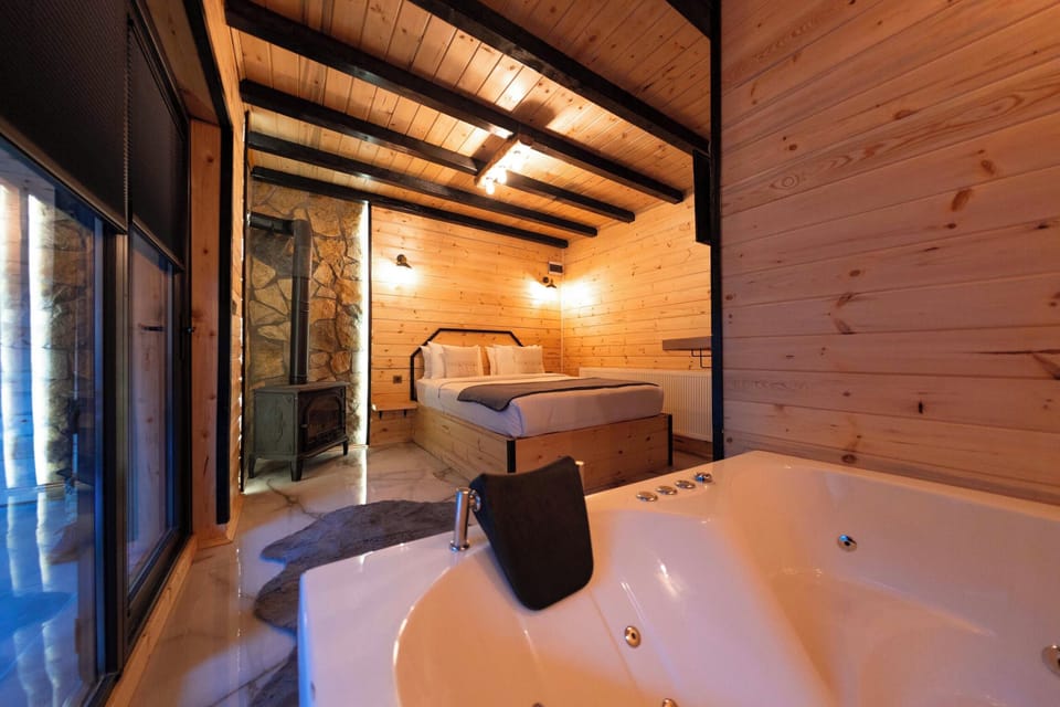 Business Chalet, 1 Double Bed, Jetted Tub, Mountain View | Premium bedding, free WiFi, bed sheets