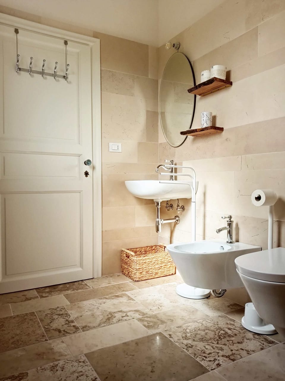 Classic Room | Bathroom | Shower, rainfall showerhead, free toiletries, hair dryer