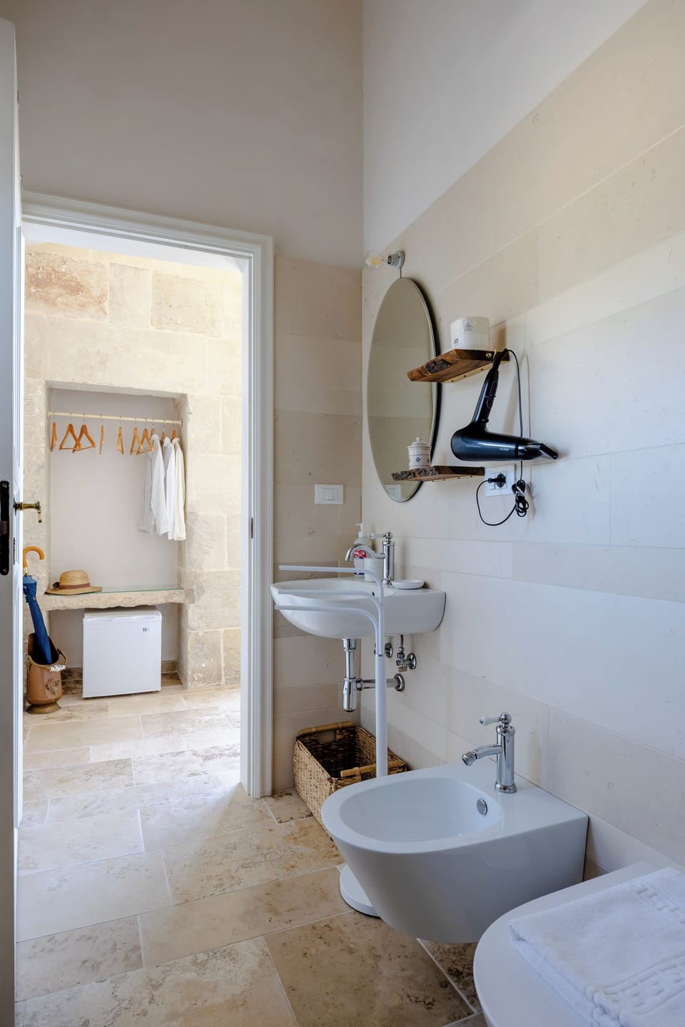 Luxury Room | Bathroom | Shower, rainfall showerhead, free toiletries, hair dryer