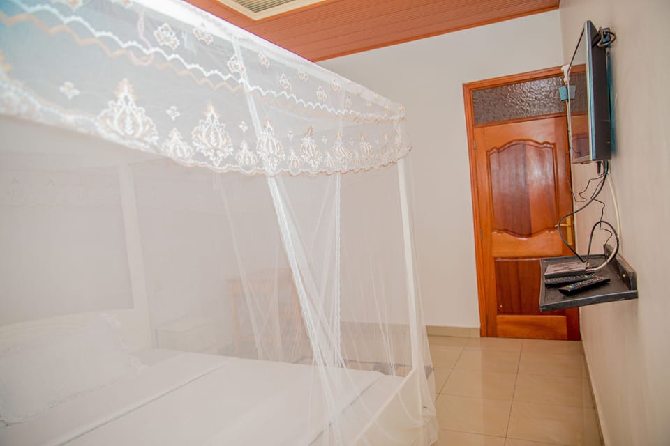 Deluxe Single Room | Desk, iron/ironing board (on request), individually decorated