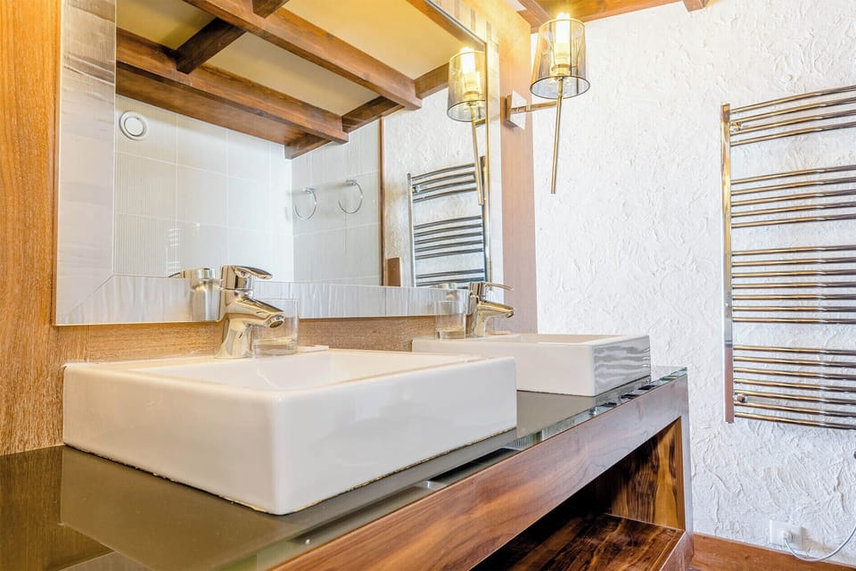 Suite familiale en duplex (2 adultes et 2 enfants) | Bathroom | Shower, free toiletries, hair dryer, towels
