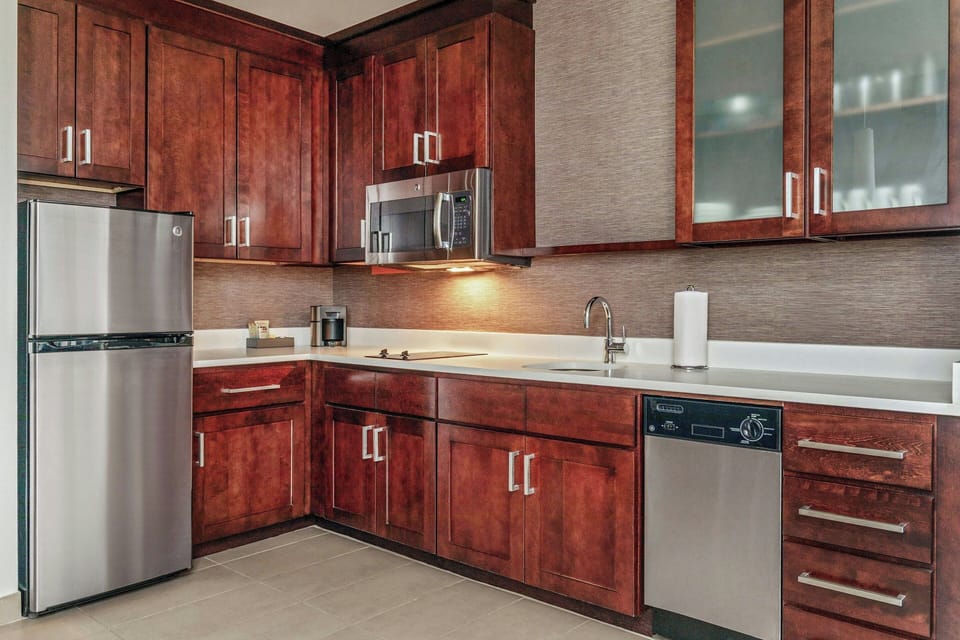 Full-size fridge, microwave, stovetop, dishwasher