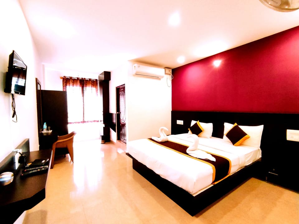 Deluxe Room | Desk, laptop workspace, blackout drapes, soundproofing