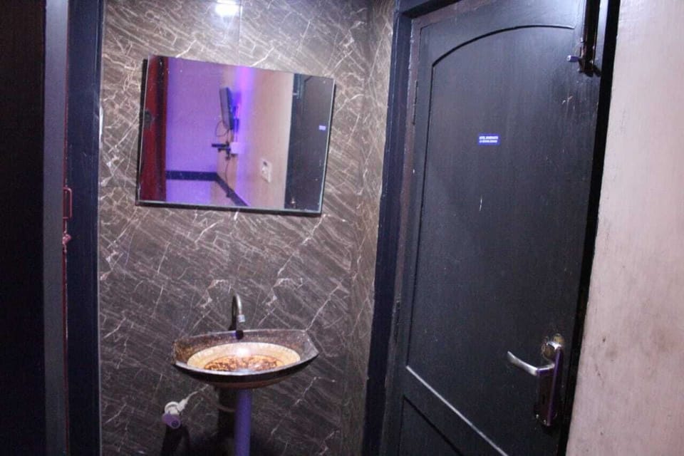 Superior Double Room | Bathroom | Shower, rainfall showerhead, towels