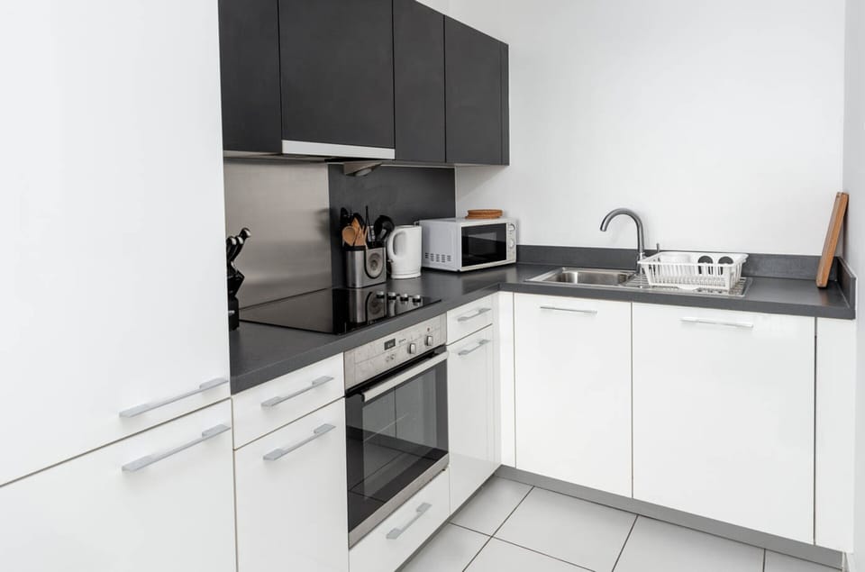 Classic Apartment | Private kitchen | Full-size fridge, microwave, oven, stovetop