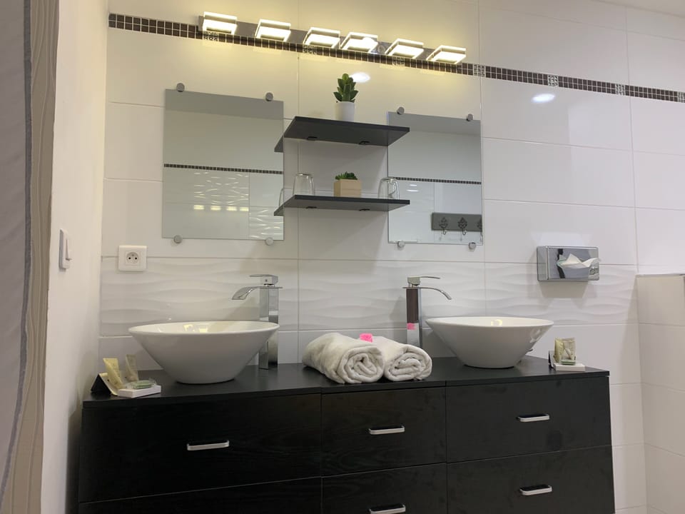 Comfort Room, 1 King Bed, Courtyard View (La Milande) | Bathroom