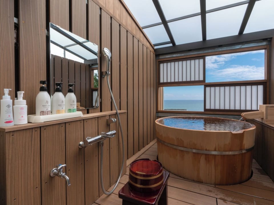 Superior Twin Room, Balcony, Ocean View (Retro Modern, Corner room) | Bathroom | Slippers, towels, soap, shampoo