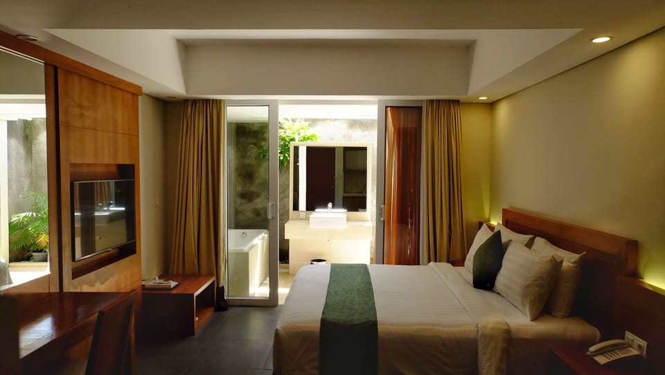 Premier with Bathtub | In-room safe, desk, iron/ironing board, rollaway beds