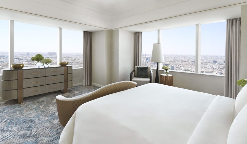 Executive Suite | Egyptian cotton sheets, premium bedding, pillowtop beds, minibar