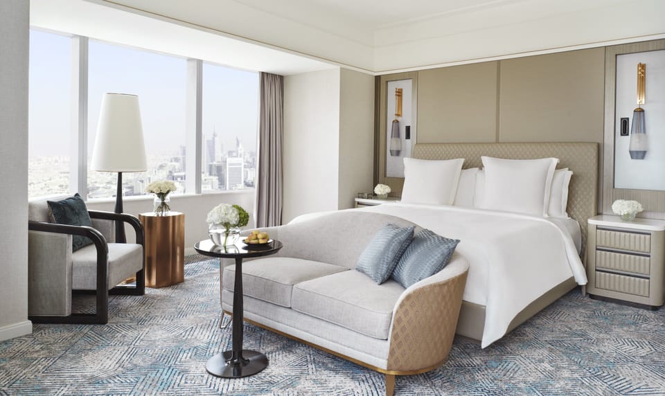 Executive Suite | Egyptian cotton sheets, premium bedding, pillowtop beds, minibar