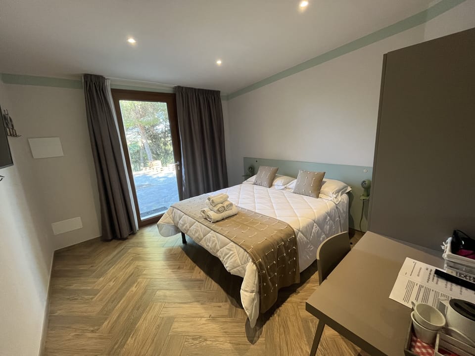 Standard Double Room, 1 Double Bed, Private Bathroom | Free WiFi, bed sheets