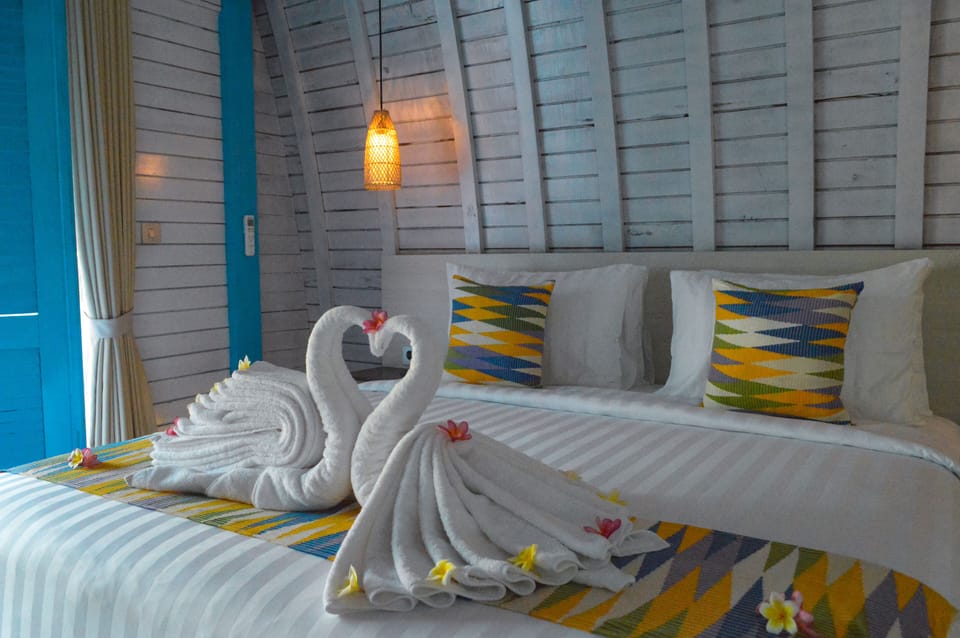 Desk, soundproofing, free WiFi, bed sheets