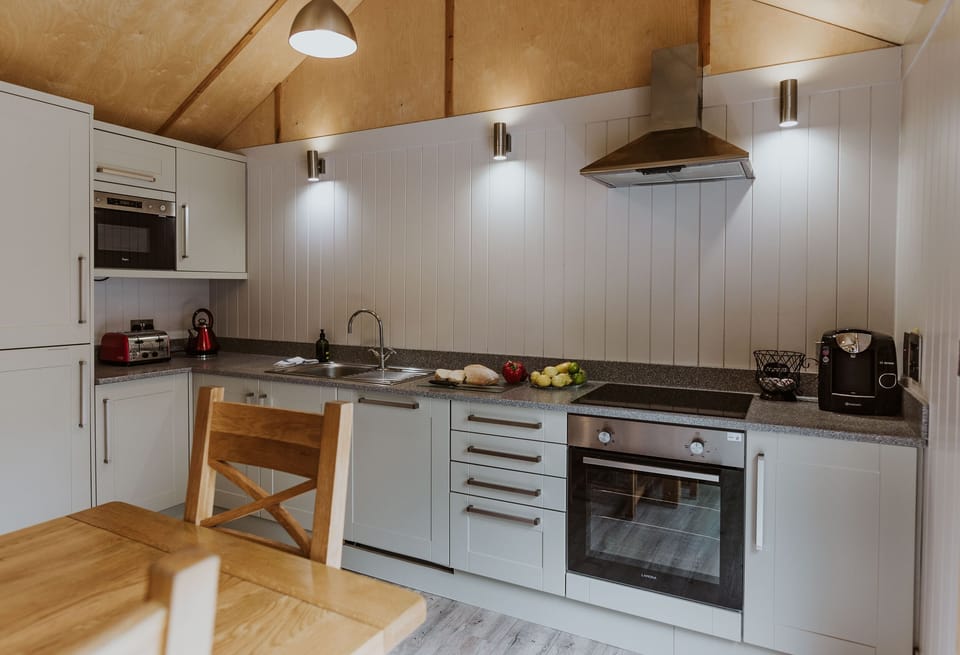 Cottage | Private kitchen | Dishwasher, electric kettle, cookware/dishes/utensils