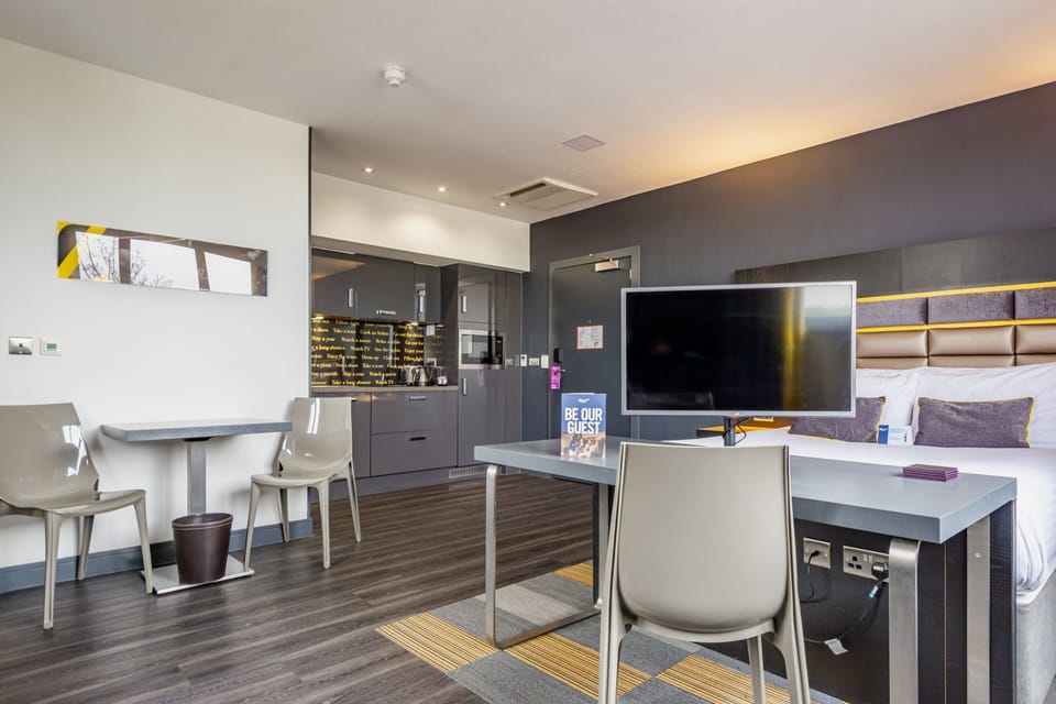 Family Grande Studio | In-room safe, desk, iron/ironing board, free WiFi