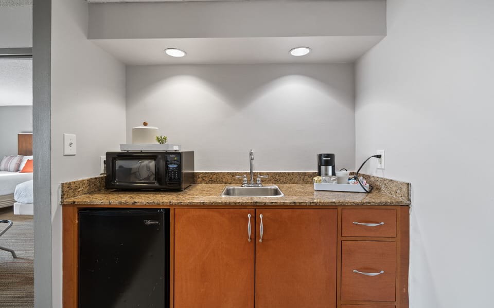 Suite, Multiple Beds | Private kitchen | Mini-fridge, microwave, coffee/tea maker